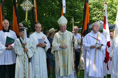 Festgottesdienst zum 1.000 Todestag des Heiligen Heimerads auf dem Hasunger Berg (Foto: Karl-Franz Thiede) Festgottesdienst zum 1.000 Todestag des Heiligen Heimerads auf dem Hasunger Berg (Foto: Karl-Franz Thiede)
